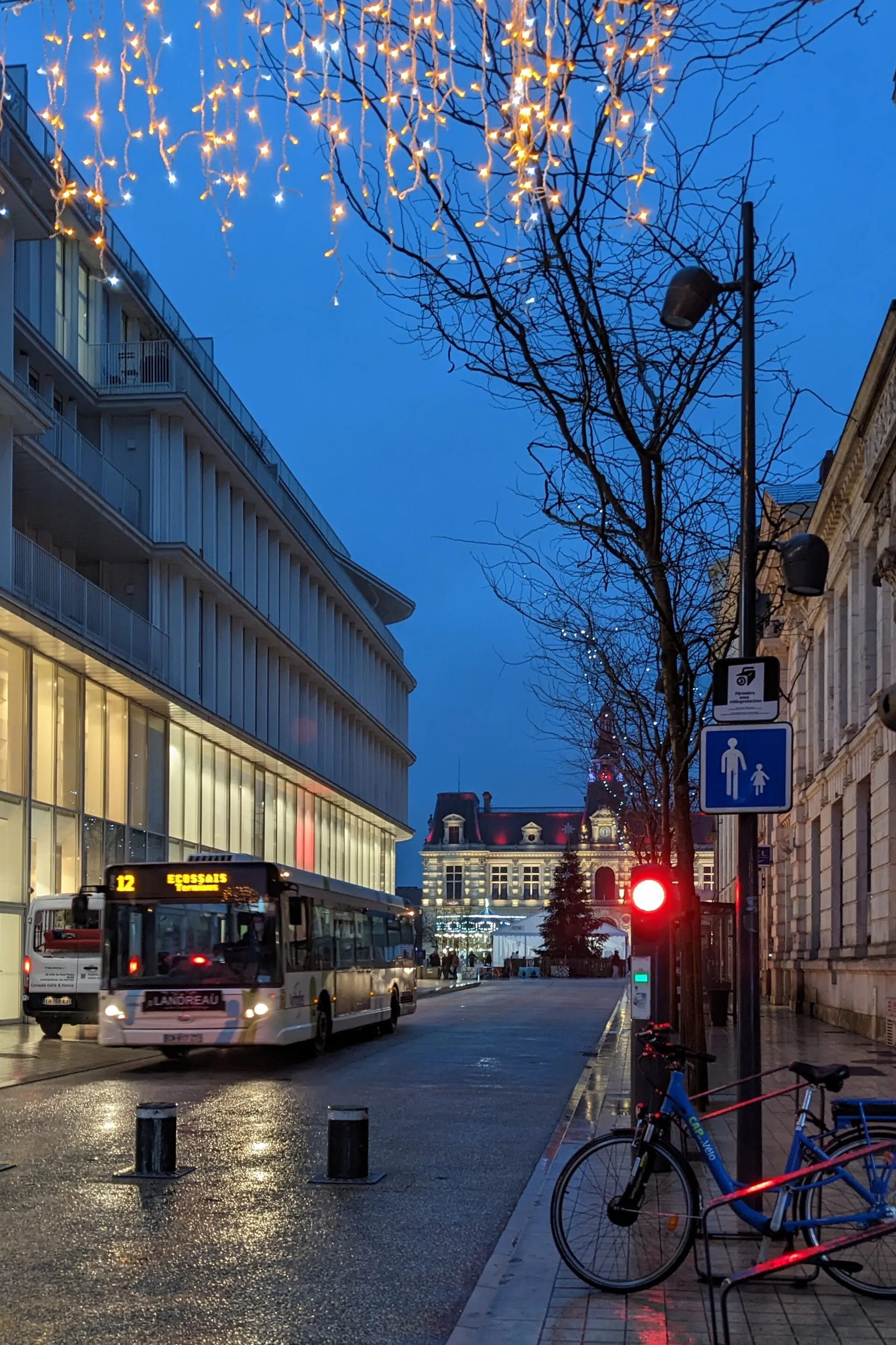 La rue Victor Hugo, à Poitiers, éclairée le soir