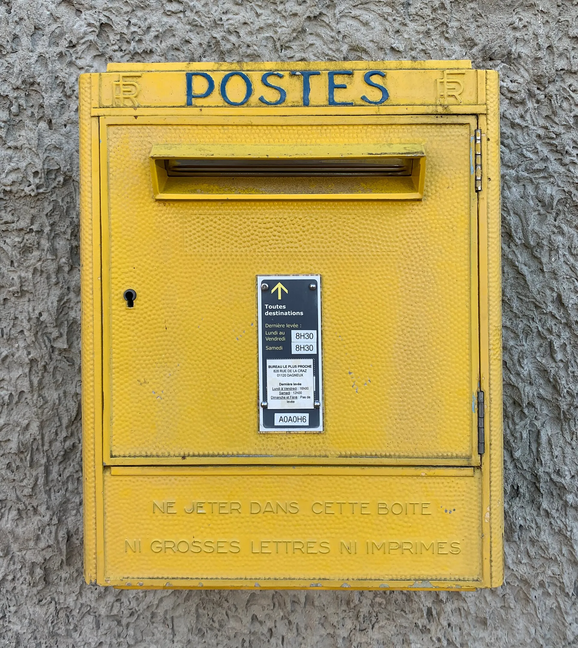 Une boîte aux lettres de La Poste dans une rue