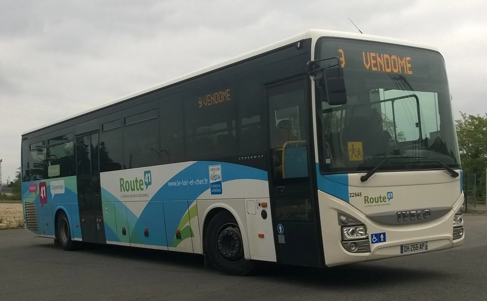 Un autocar interurbain de type Iveco Crossway à l'arrêt