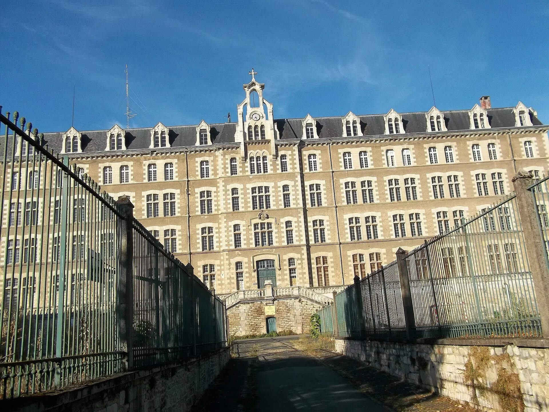 La façade du lycée des Feuillants, à Poitiers