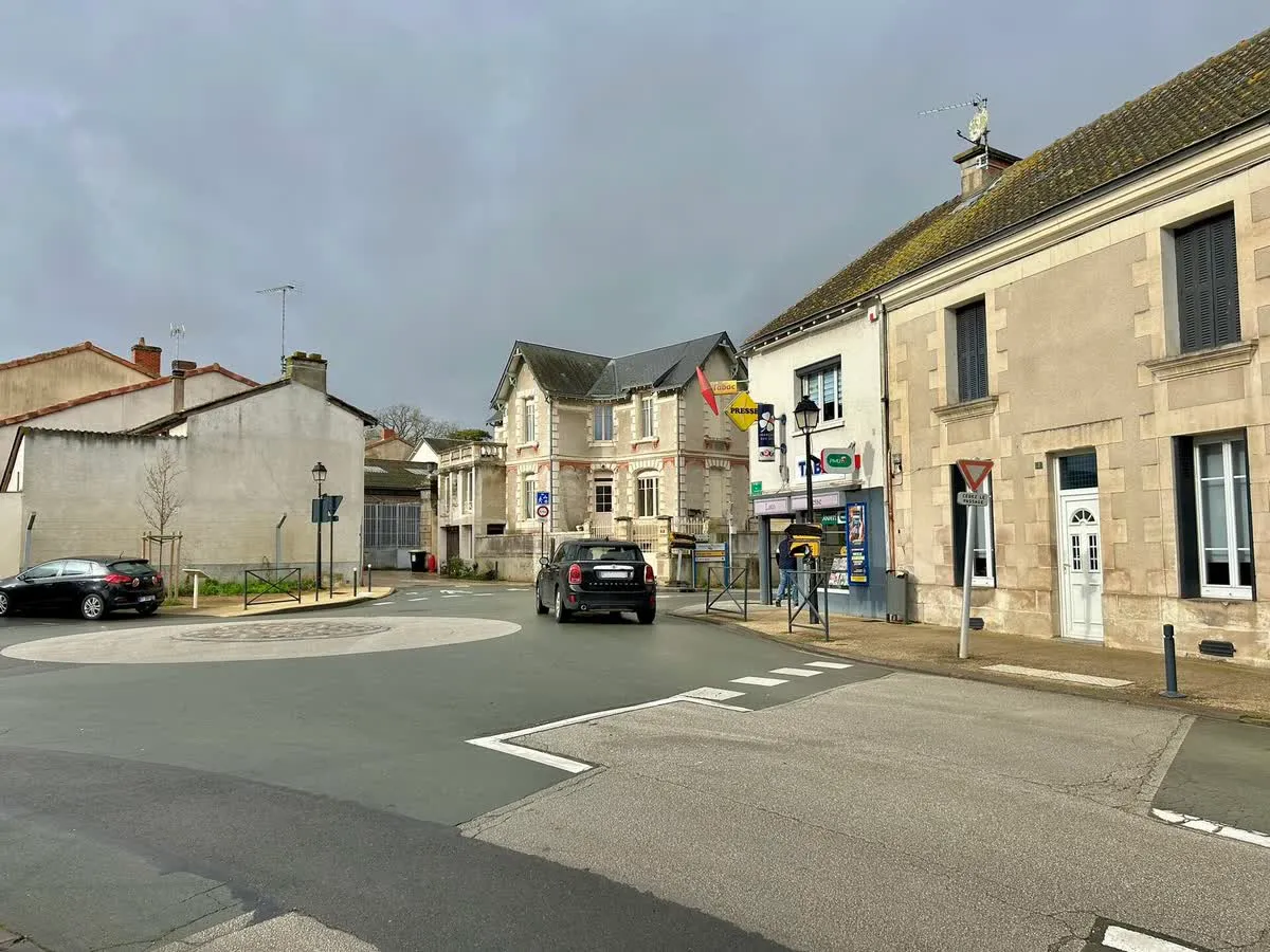 Le rond-point de la rue Leclanché, dans le bourg de Chasseneuil-du-Poitou