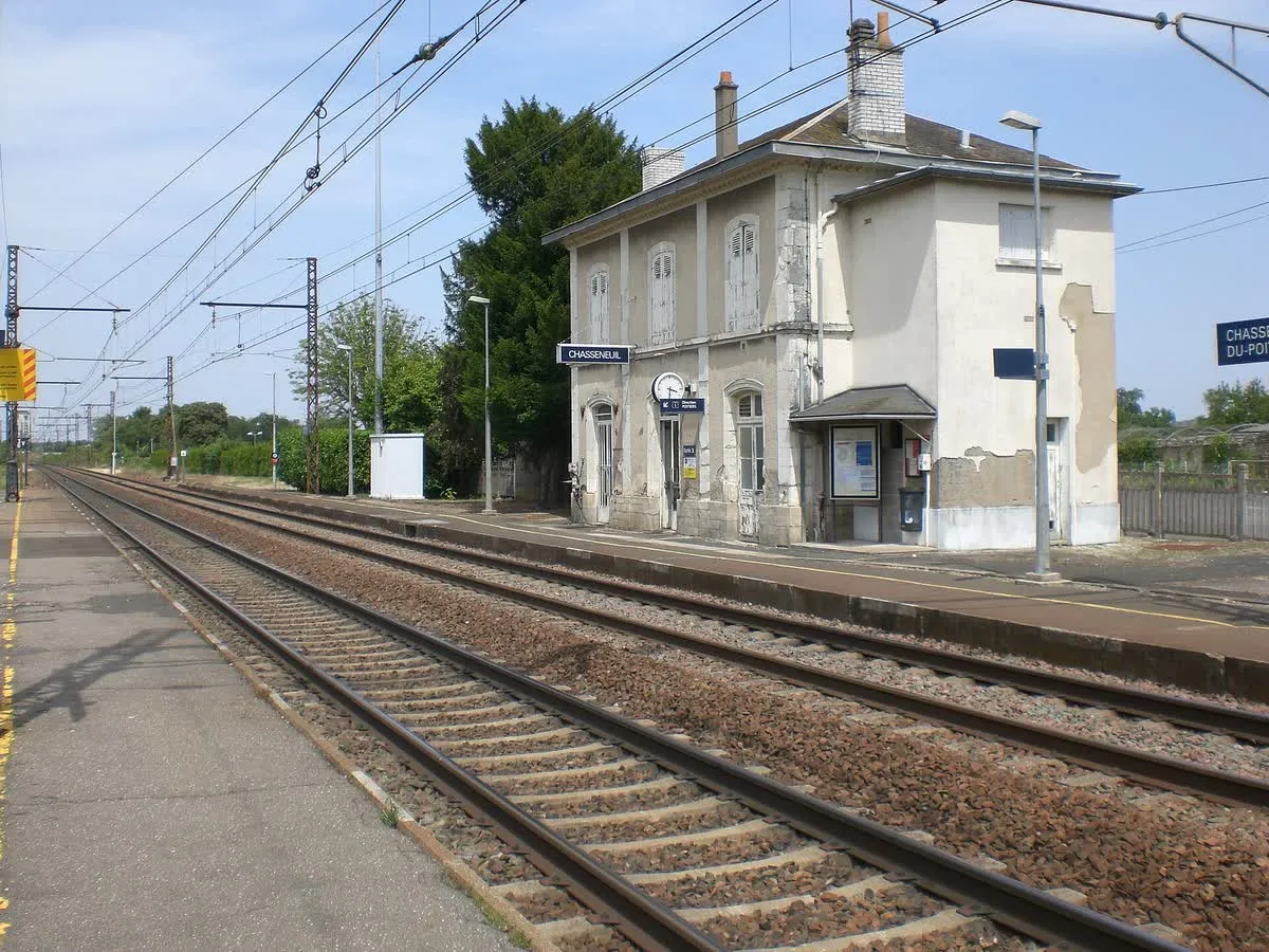 Le bâtiment voyageurs et les voies de la gare de Chasseneuil-du-Poitou