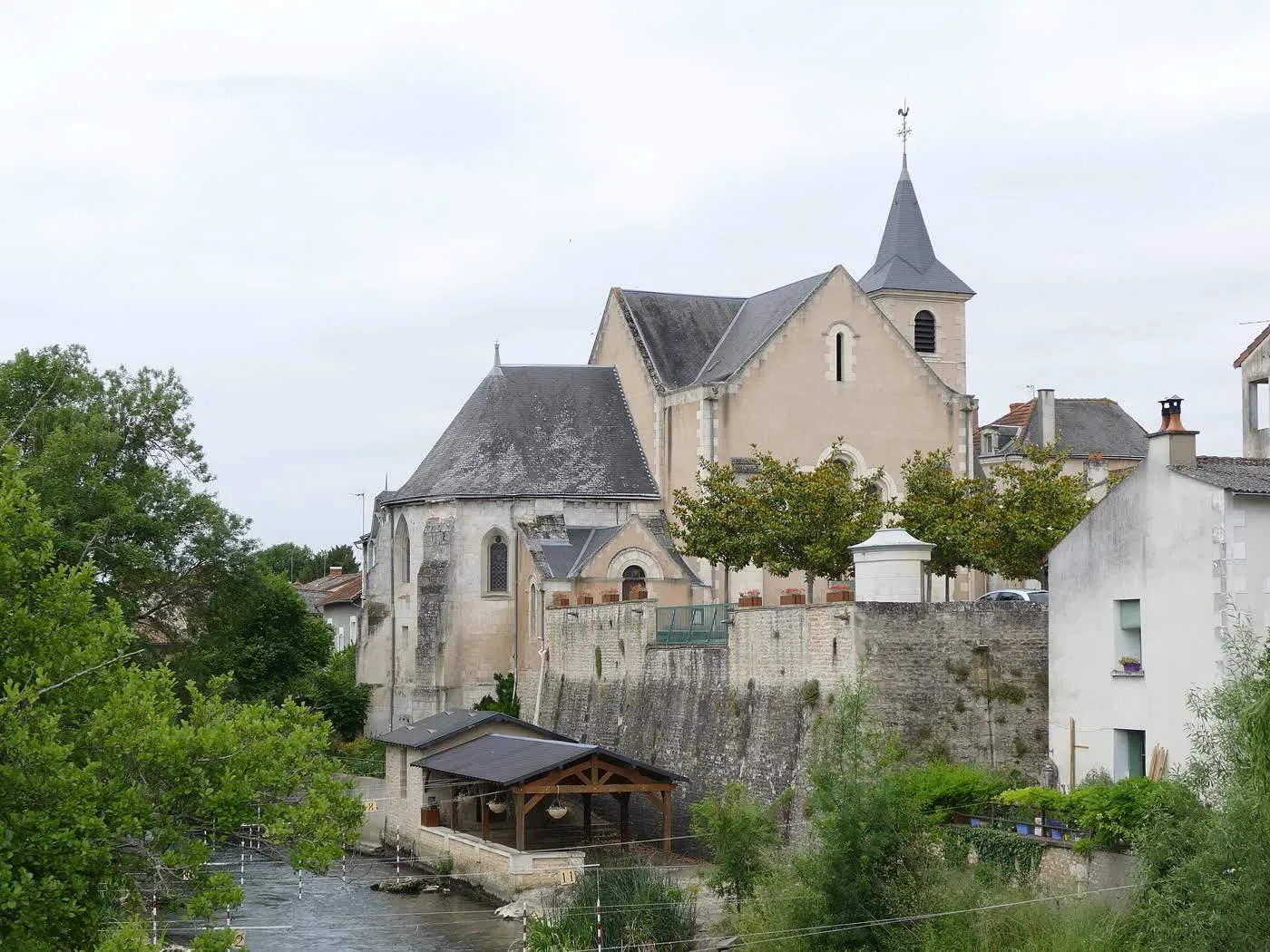 Église Saint-Clément de Chasseneuil-du-Poitou, côté bourg