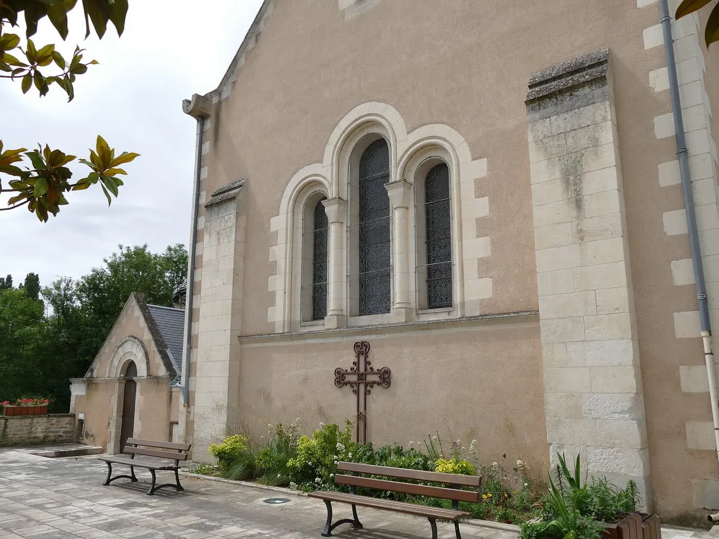 Église Saint-Clément de Chasseneuil-du-Poitou, abords