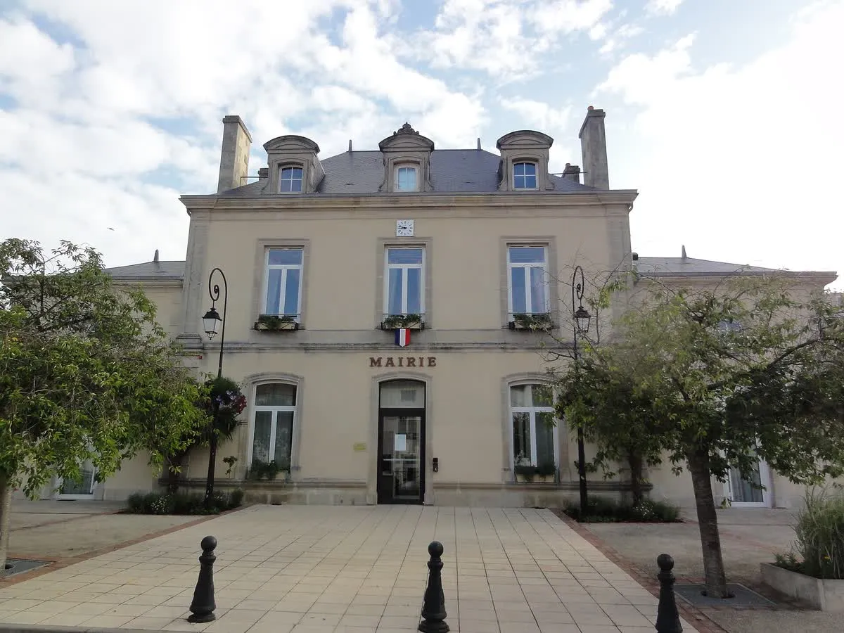 Mairie de Chasseneuil-du-Poitou, rue du 11-Novembre