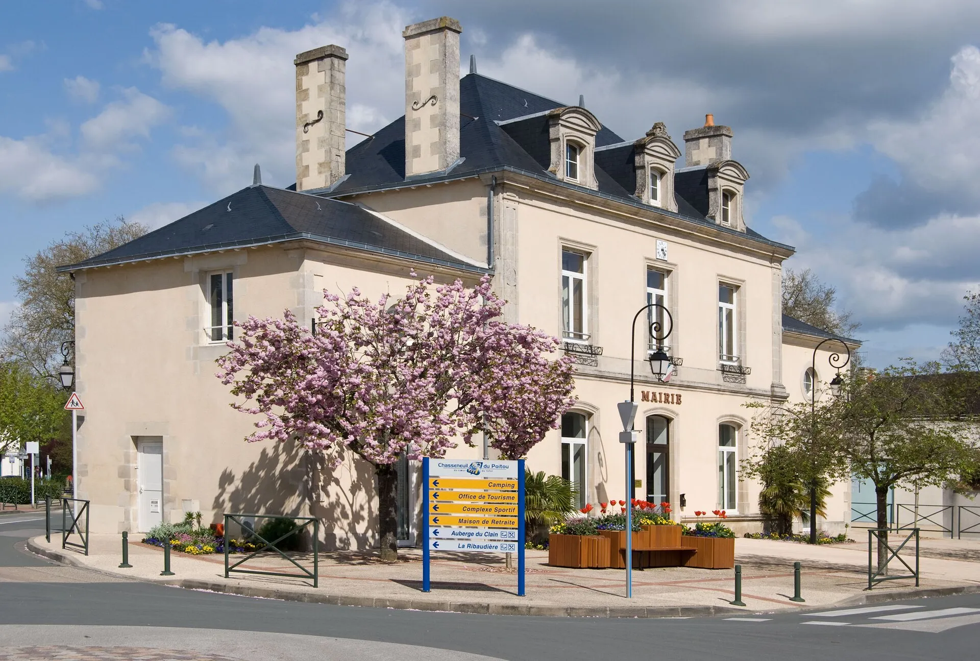 Façade de la mairie de Chasseneuil-du-Poitou