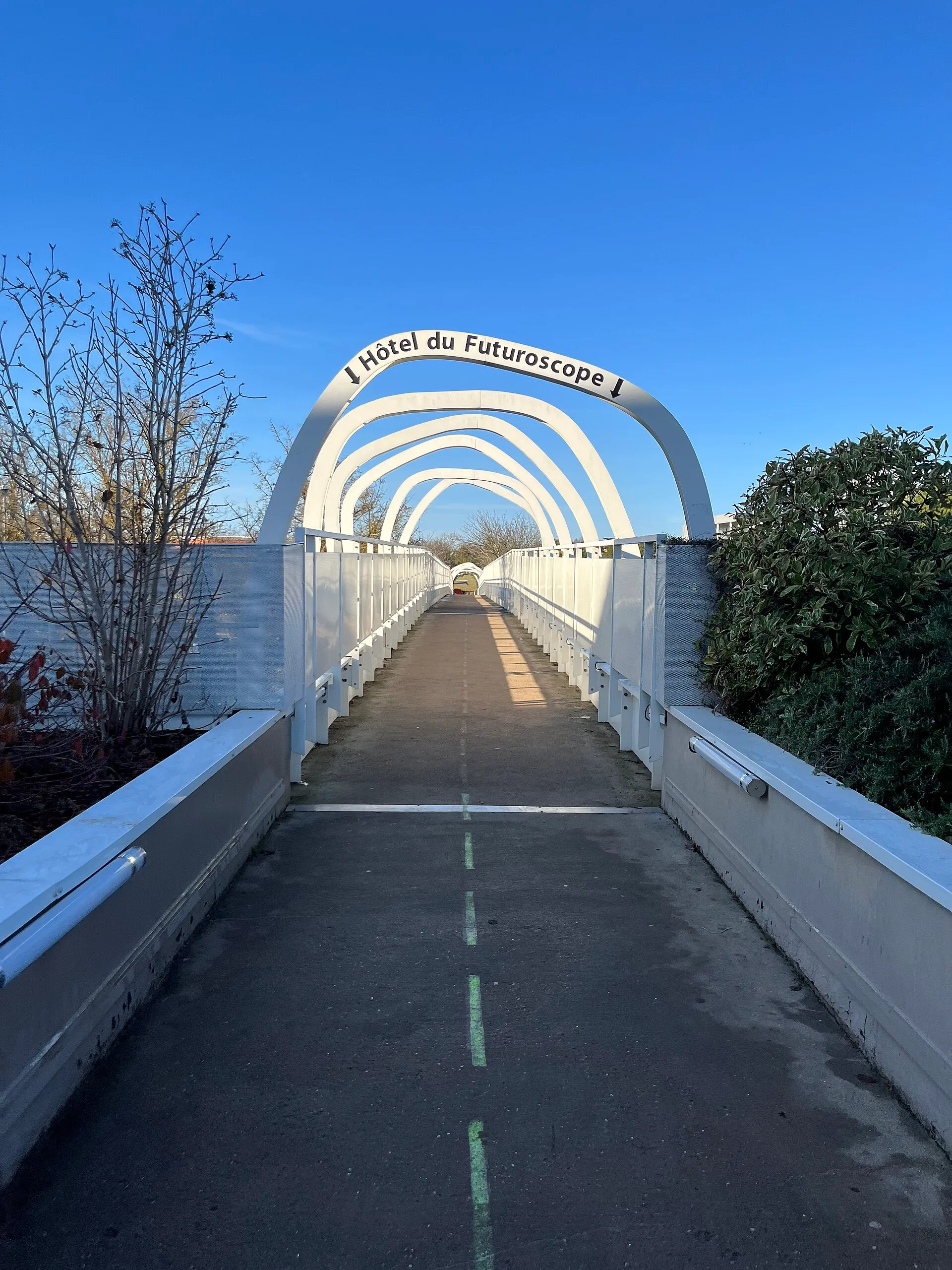 La passerelle piétonne balisée vers les hôtels du Futuroscope, à Chasseneuil-du-Poitou