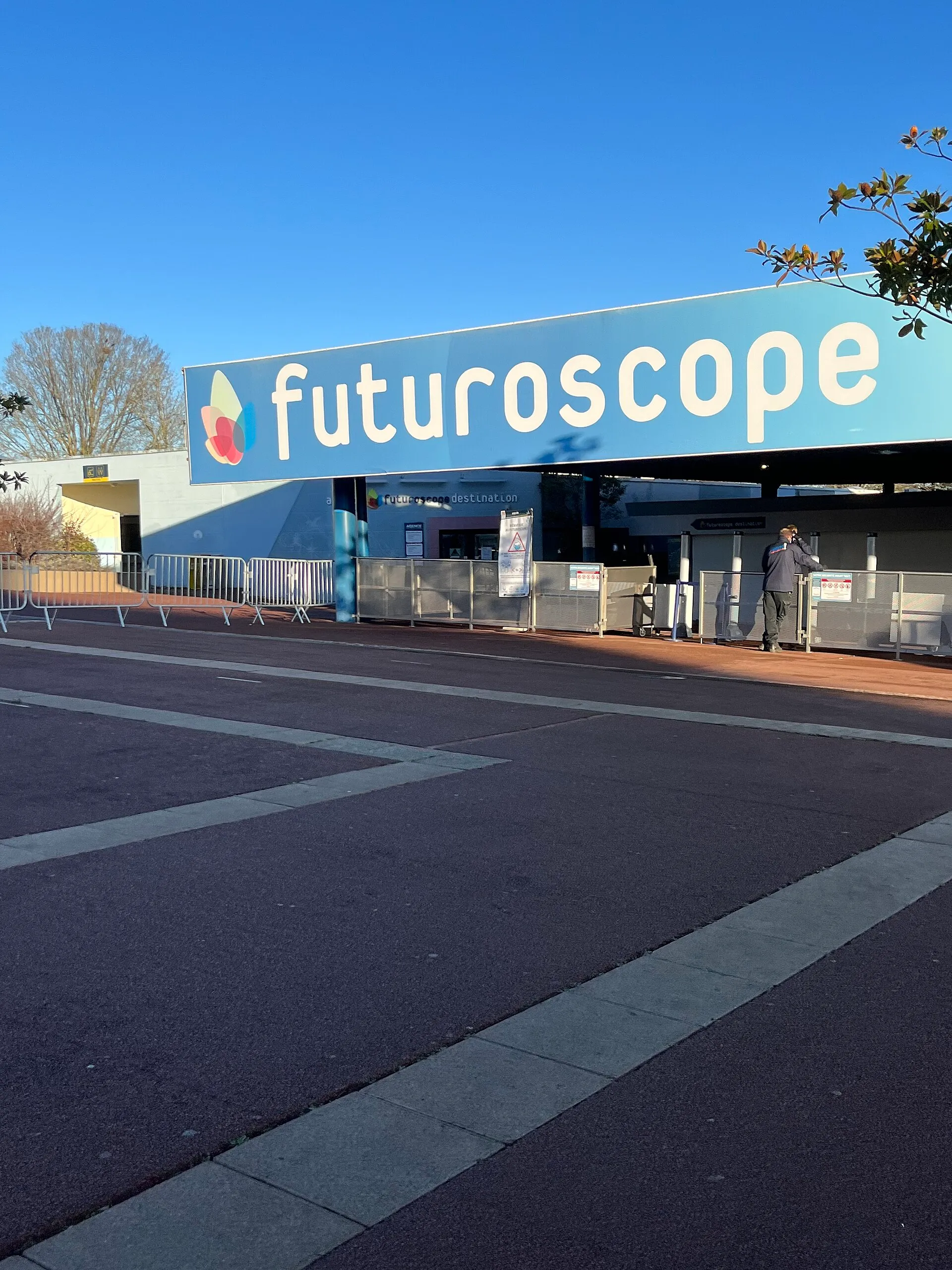 L'entrée du parc du Futuroscope, à Chasseneuil-du-Poitou