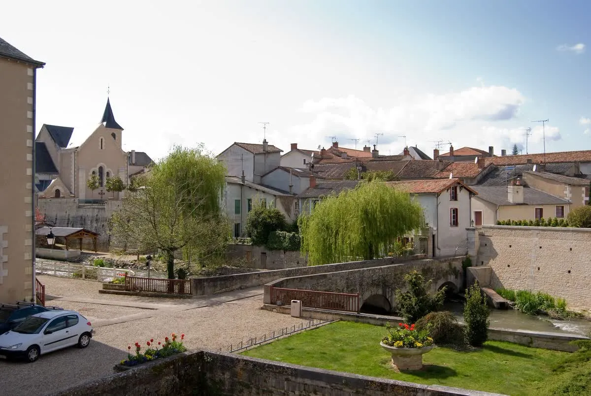 Le centre-bourg de Chasseneuil-du-Poitou, son pont sur le Clain et le clocher de l'église