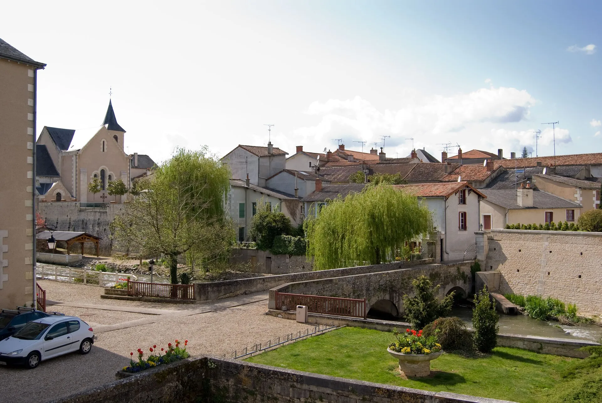 Le centre-bourg de Chasseneuil-du-Poitou, son pont sur le Clain et le clocher de l'église