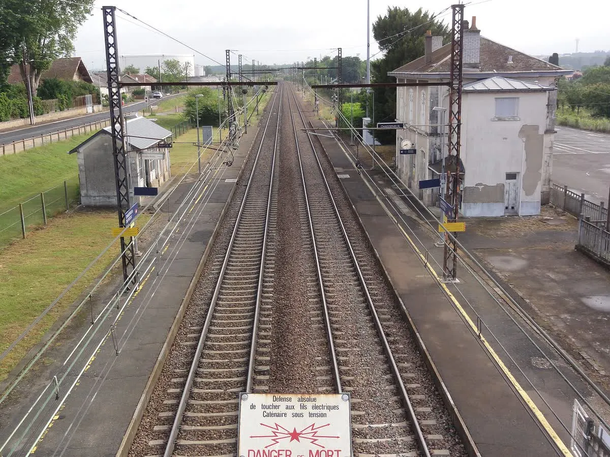 Les voies et le bâtiment voyageurs de la gare de Chasseneuil-du-Poitou