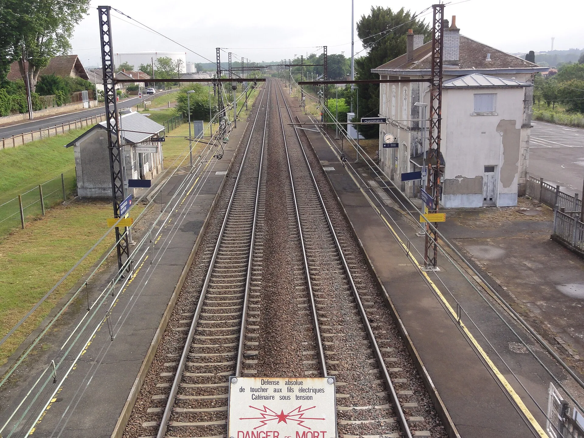 Les voies et le bâtiment voyageurs de la gare de Chasseneuil-du-Poitou