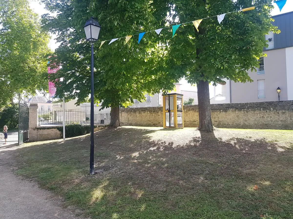Boîte à livres installée dans un parc de Chasseneuil-du-Poitou
