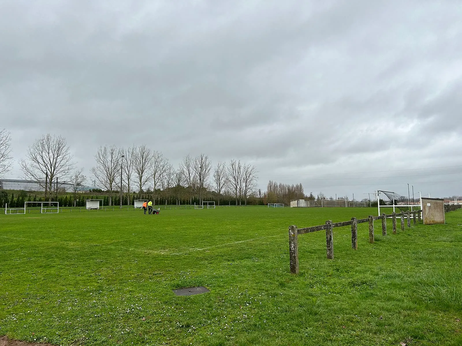 Terrain de football de Chasseneuil-du-Poitou, près du complexe sportif des Écluzelles