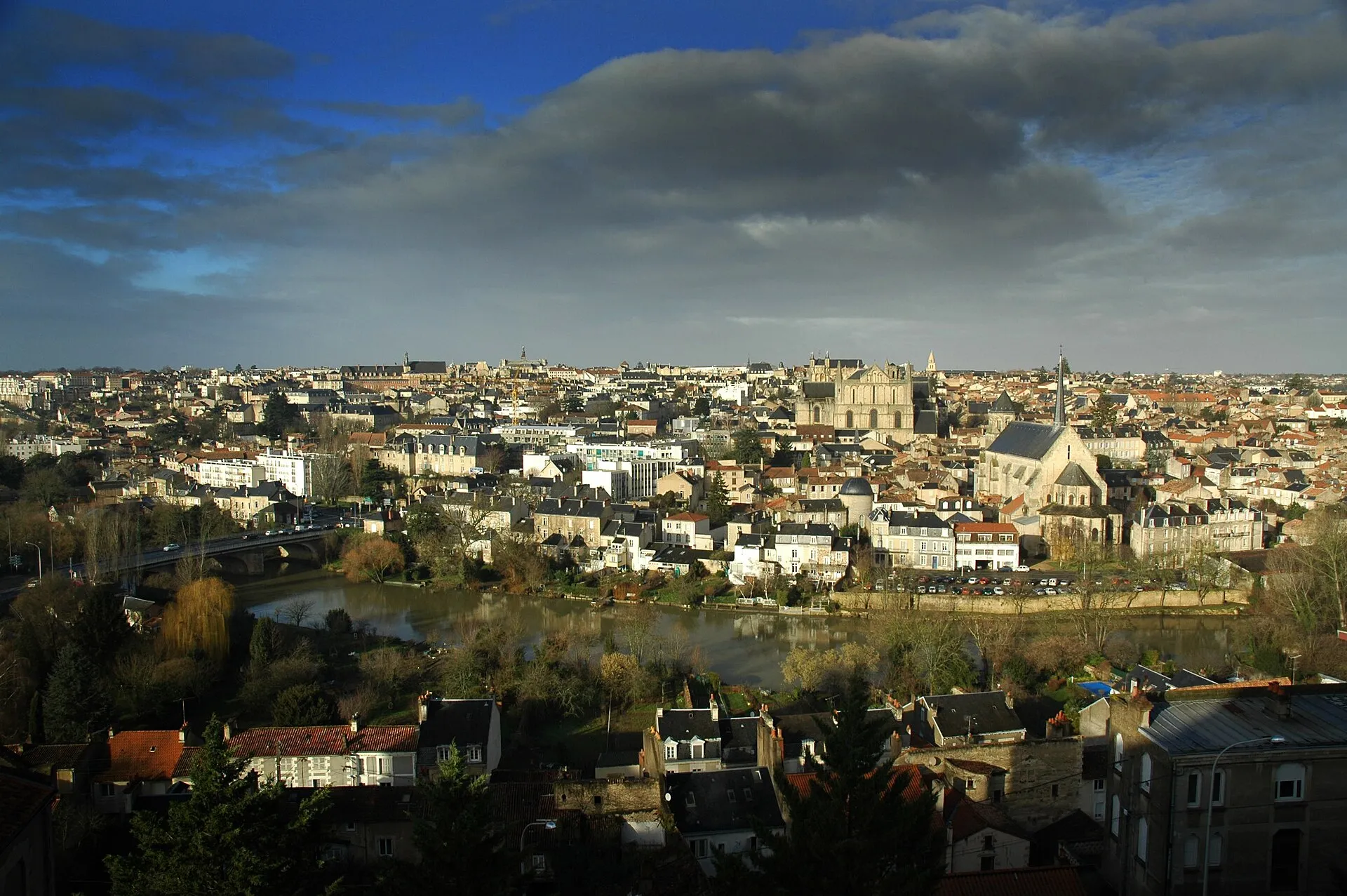 Vue de Poitiers et du Clain depuis les Dunes, avec la cathédrale Saint-Pierre
