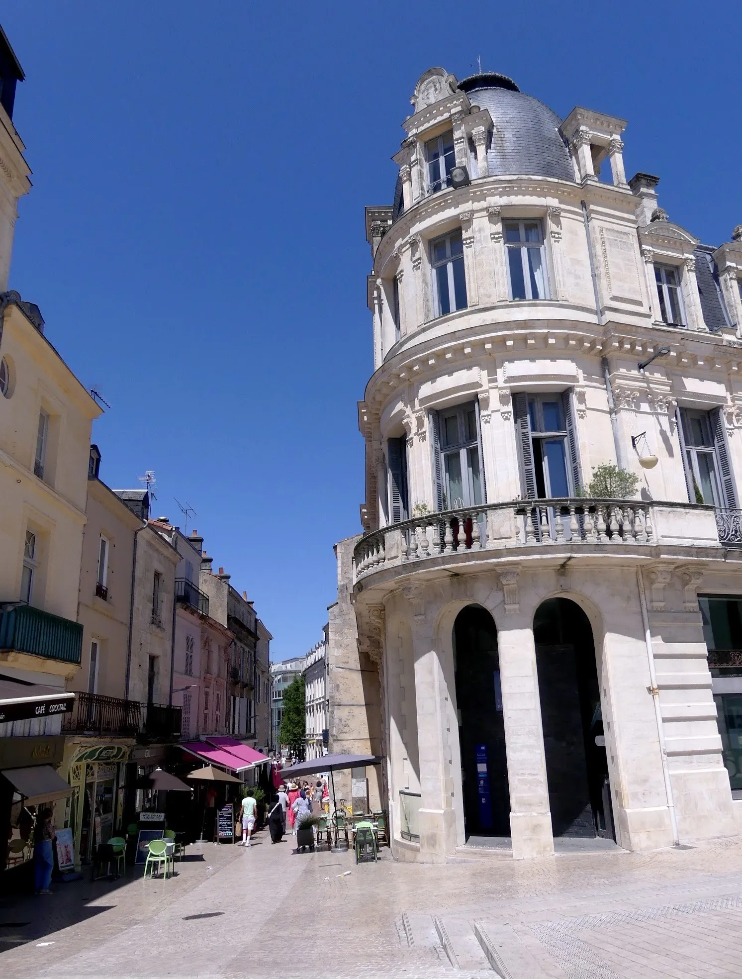 Une rue piétonne du centre de Poitiers
