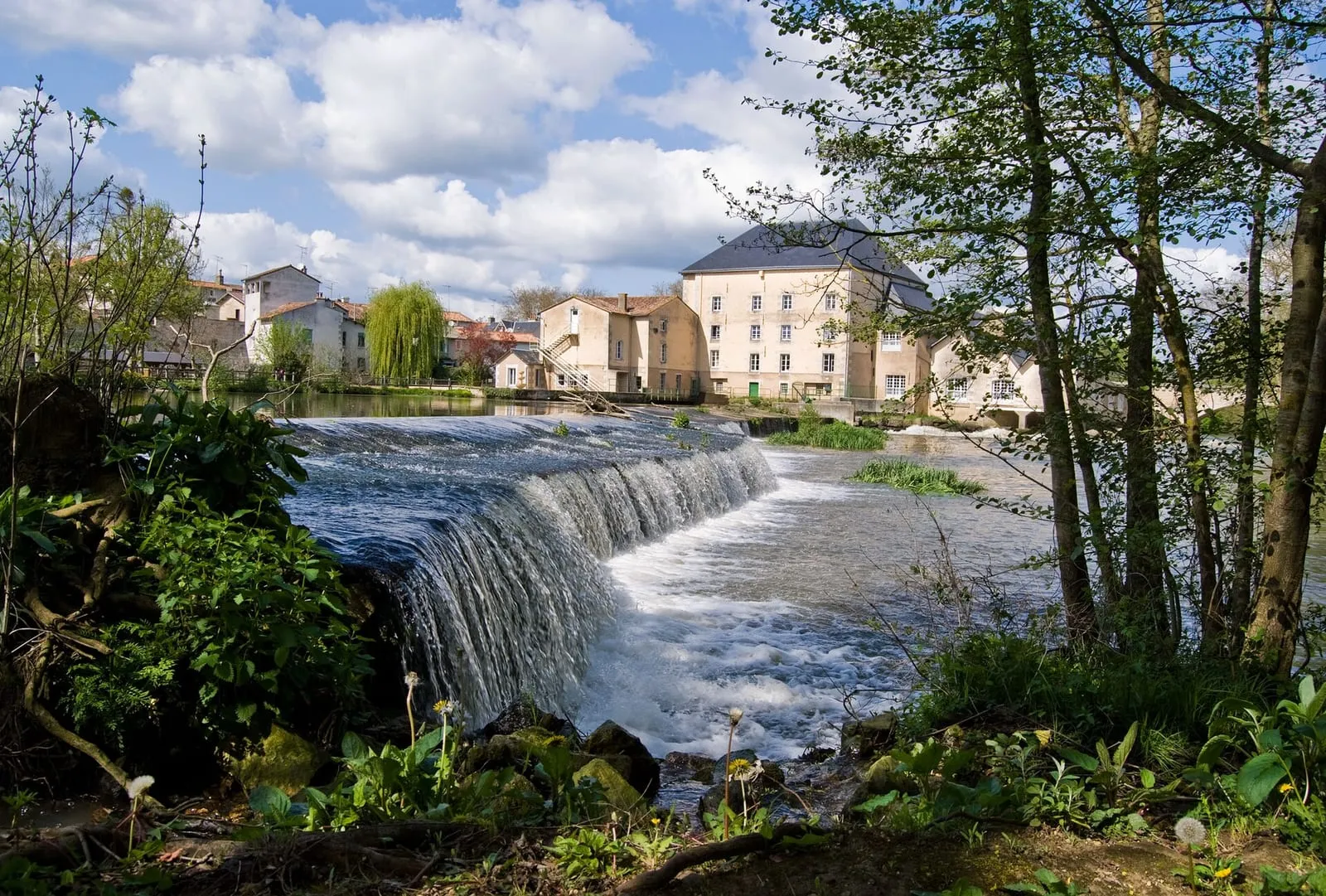 Le Clain et un ancien moulin à eau à Chasseneuil-du-Poitou