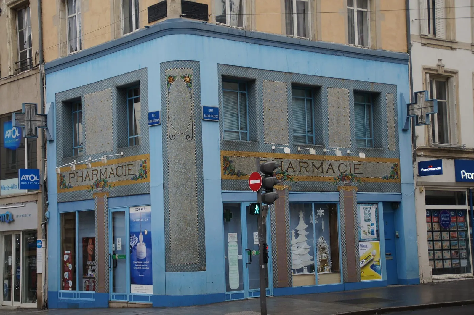La devanture d'une pharmacie d'officine en France, avec sa croix verte