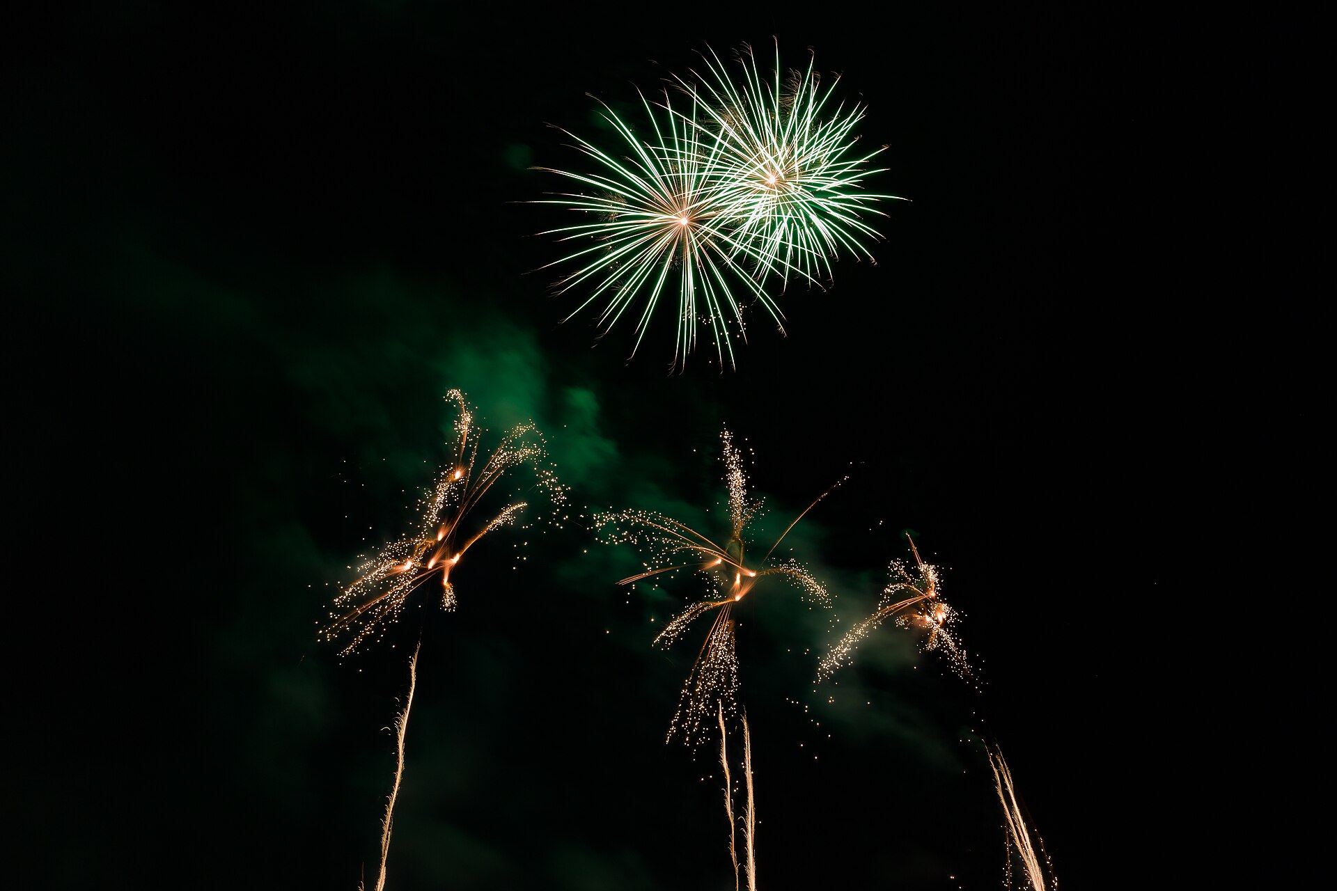 Feu d'artifice tiré dans un ciel nocturne