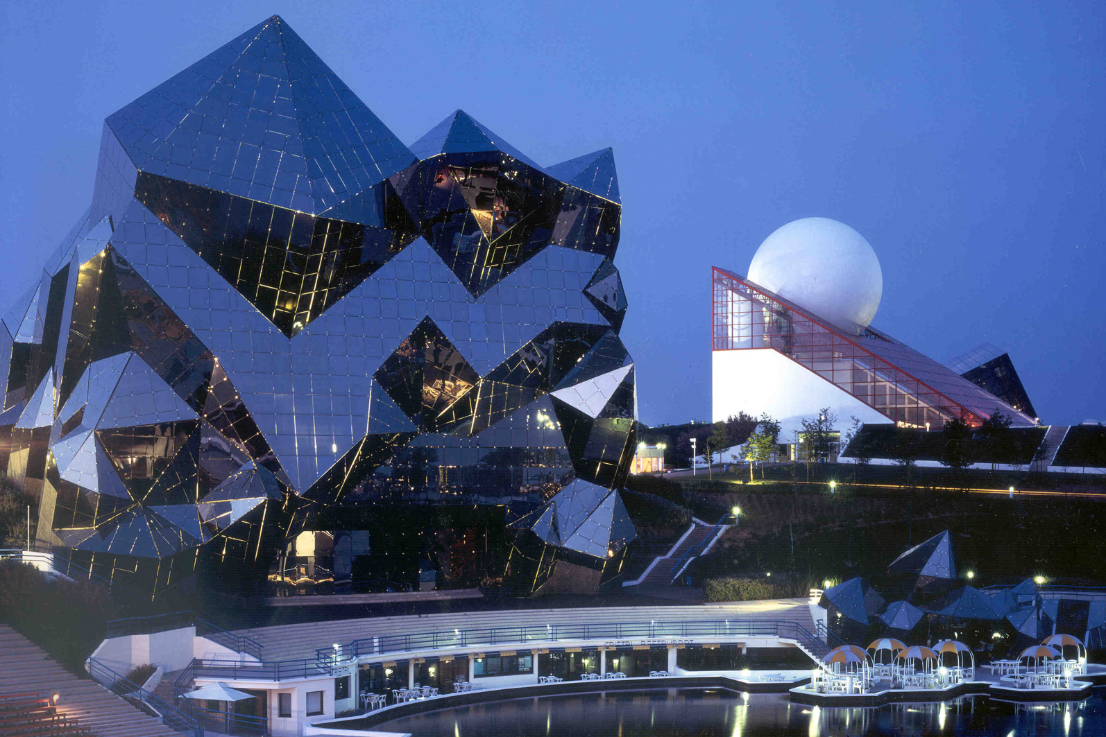 Le Kinémax du Futuroscope, vaste bâtiment aux façades inclinées signé Denis Laming